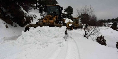 Antalya’nın yüksek kesimlerinde karla mücadele çalışması devam ediyor
