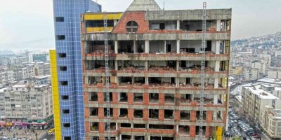 Özel idare iş merkezinde cephe sökümü sürüyor