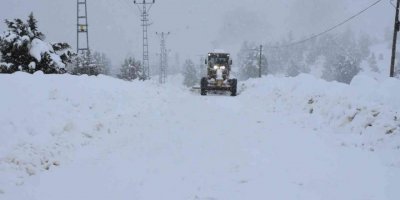 Tarsus Belediyesi karla mücadele ekipleri 10 gündür dağ köylerinde