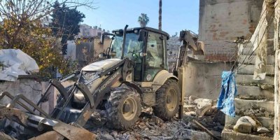 Akdeniz’de bir metruk bina daha yıkıldı