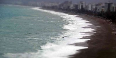 Boyu 4 metreye kadar ulaşan dalgalar falezleri dövdü, Konyaaltı Sahilini beyaza bürüdü