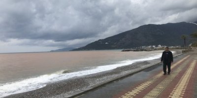 Bozyazı’da deniz kahverengiye döndü
