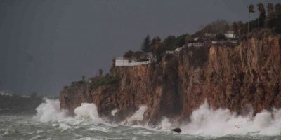 Antalya’da fırtına dalgaları falez boyuna yükseltti, balıkçı teknesi battı