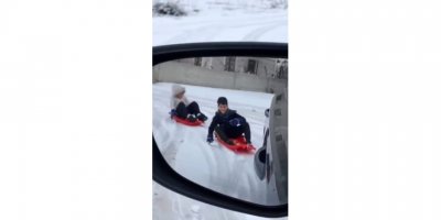 Otomobil Arkasına Bağlı Kızakta Çocukların Kayak Keyfi