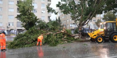 Antalya’da yüksekte kar merkezde dolu ile mücadele
