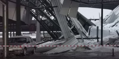 Isparta’da karın ağırlığına dayanamayan kapalı pazar yerinin çatısı çöktü