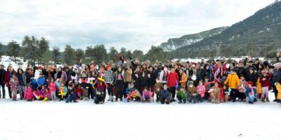 Yüzlerce çocuk karın keyfini çıkardı