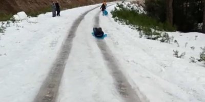 Araçlar yaylaya çıkamayınca çocuklar buzlanan yolda kayarak eğlendi