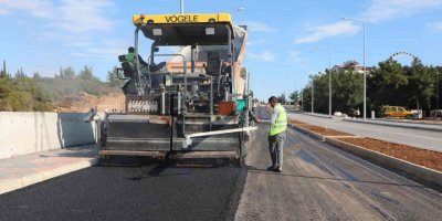 5 Bin 500 Ton Sıcak Asfalt Dökülen Üniversite Caddesi Açılmak İçin Gün Sayıyor