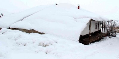 Göksun’da tek katlı evler karla kaplandı