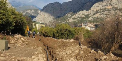 Kemer Kuzdere’de içme suyu hattı çalışması