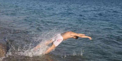 Antalya’da sıcaklık 20 dereceye yaklaştı, vatandaşlar sahile koştu