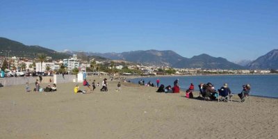 Alanya’da güneşi gören vatandaşlar sahillere akın etti