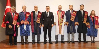 Adana’da akademisyenler cübbe giydi
