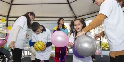 Mersin’deki ’Angleman Sendromlu’ aileler bir araya geldi