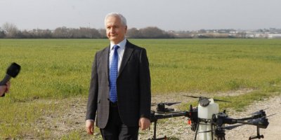 Dronlar bu defa yabancı otlarla mücadele için havalandı