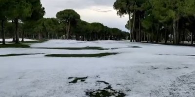 Aniden bastıran dolu, Antalya’da golf sahalarını beyaza bürüdü