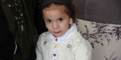 Kulak kepçesi olmadan doğan minik Zeynep duyabilmek istiyor