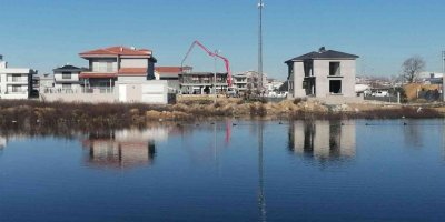 Yağmurla oluşan gölcükler göçmen kuşları sevindirdi