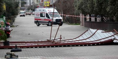Osmaniye’de ağaçlar devrildi, çatılar uçtu