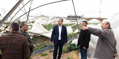Başkan Uysal, hortumun vurduğu seraları inceledi