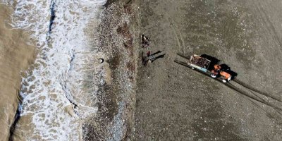 Mersin’de selin denize döktüğü odunlar kışlık yakacak için toplandı