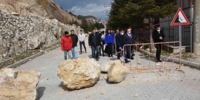 Karlar eriyip, buzlar çözülünce dev kaya parçaları evleri tehdit etmeye başladı