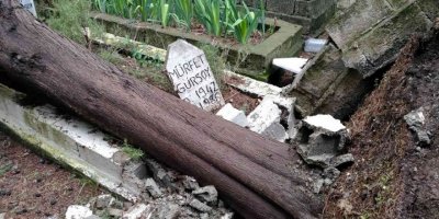 Fırtınanın kökünden söktüğü ağaçlar mezarlara zarar verdi