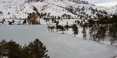 Akdeniz’in Sibirya’sı Göksun’da Değirmendere Göleti dondu