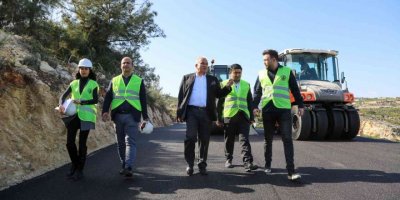 Erdemli Belediyesi, yaptığı yolarla üretimin önündeki engelleri kaldırıyor