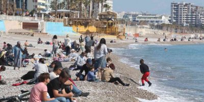 Antalya’da Şubat ayında sıcak havayı fırsat bilenler sahile koştu