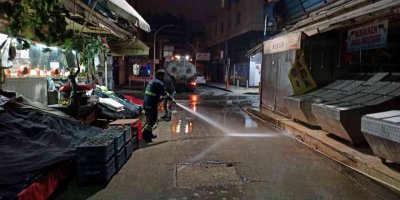 Akdeniz Belediyesi ekipleri, günde 400 ton çöp topluyor