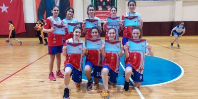 Adana Genç İşadamları Derneği Ortaokulu şampiyon