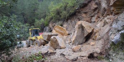 Ekipler 79 su baskını, 14 araçtan tahliye, 1 çatı uçması, 5 ağaç devrilmesi olayına müdahale etti