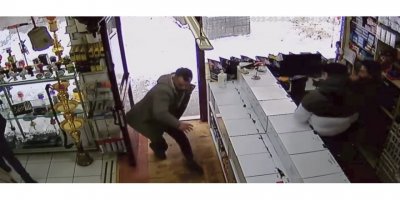 Isparta’da çatıdan düşen kar kütlesinin altında kalmaktan son anda kurtuldu