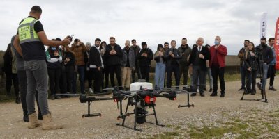 Tohumlar dronla gübrelendi