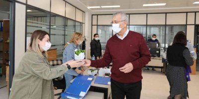 Başkan Tarhan’dan Kadınlara Çiçek