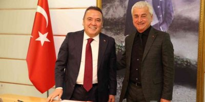 Finike Cumhuriyet Meydanı için imzalar atıldı