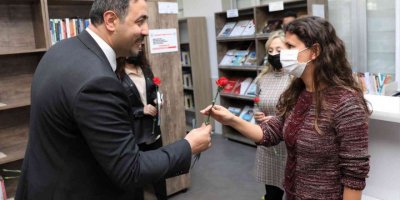 Alkü’de Kadın Personele Karanfil