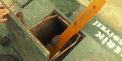 Yeraltı Çöp Konteynerinde Mahsur Kalan Fare İçin Seferber Oldular