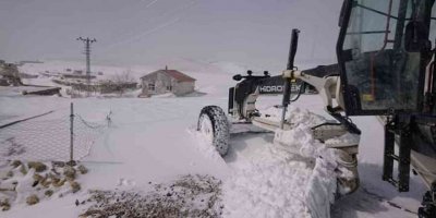 Mersin Büyükşehir ekipleri kardan kapanan yolları açıyor
