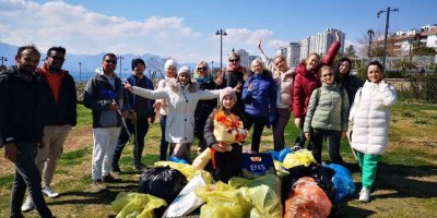 Antalya’da Rus ve Ukraynalılar birlikte çöp topladı