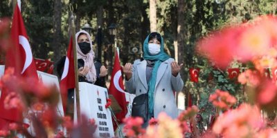 Mersin Şehitliğinde Duygulandıran Tören