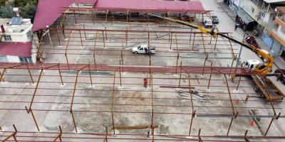 Hassa’da pazar yerinin çatısı onarılıyor