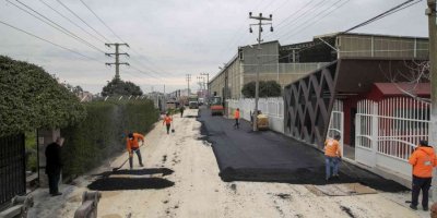 Mersin Büyükşehir Belediyesinin yol yapım çalışmaları sürüyor