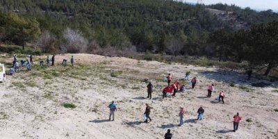 Mersin’de bal ormanı çevresi çöplerden temizlendi