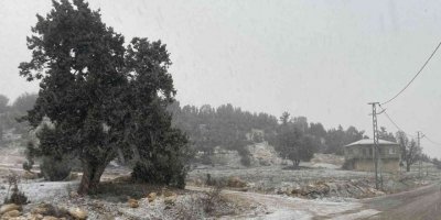 Mersin’de aniden kar bastırdı, doğa beyaza büründü