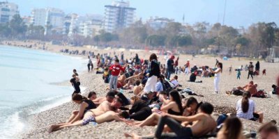Antalya’da deniz sezonu açıldı, sahilde yoğunluk oluştu