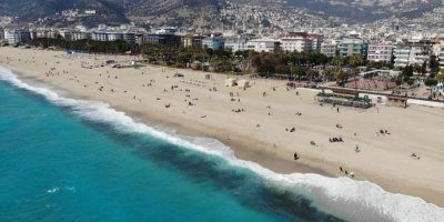 Alanya’da güneşli havayı fırsat bilenler plaja akın etti