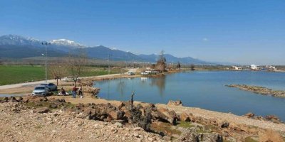 Volkanik göl piknikçilerin akınına uğruyor